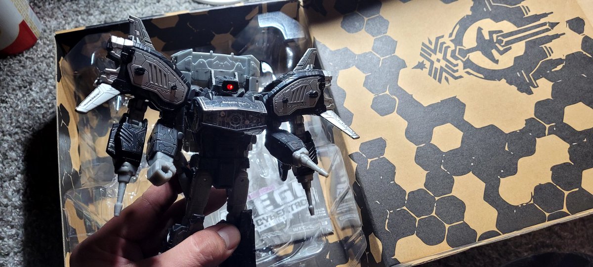 ZeroFckinCool's tweet photo. Ok HOLD up! This light piping is bonkers! #shockwave #transformers #galacticman https://t.co/6Yat6qpnGP