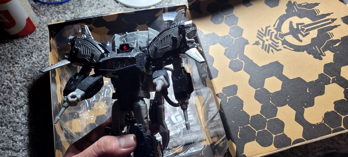 ZeroFckinCool's tweet photo. Ok HOLD up! This light piping is bonkers! #shockwave #transformers #galacticman https://t.co/6Yat6qpnGP