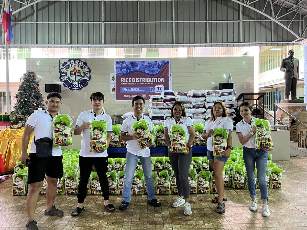 SKMalanday's tweet photo. Nitong nagdaang linggo ay nakatanggap ang humigi't kumulang 2700 na mga naunang rehistradong kabataan sa ating KK Malanday ID ng kanilang bigas na maaaring pagsaluhan ng kanilang pamilya ngayong Kapaskuhan. Salamat sa ating mga taxpayers at sa inyo pong suporta! 🎅☺️ https://t.co/NDYLmCSMJQ