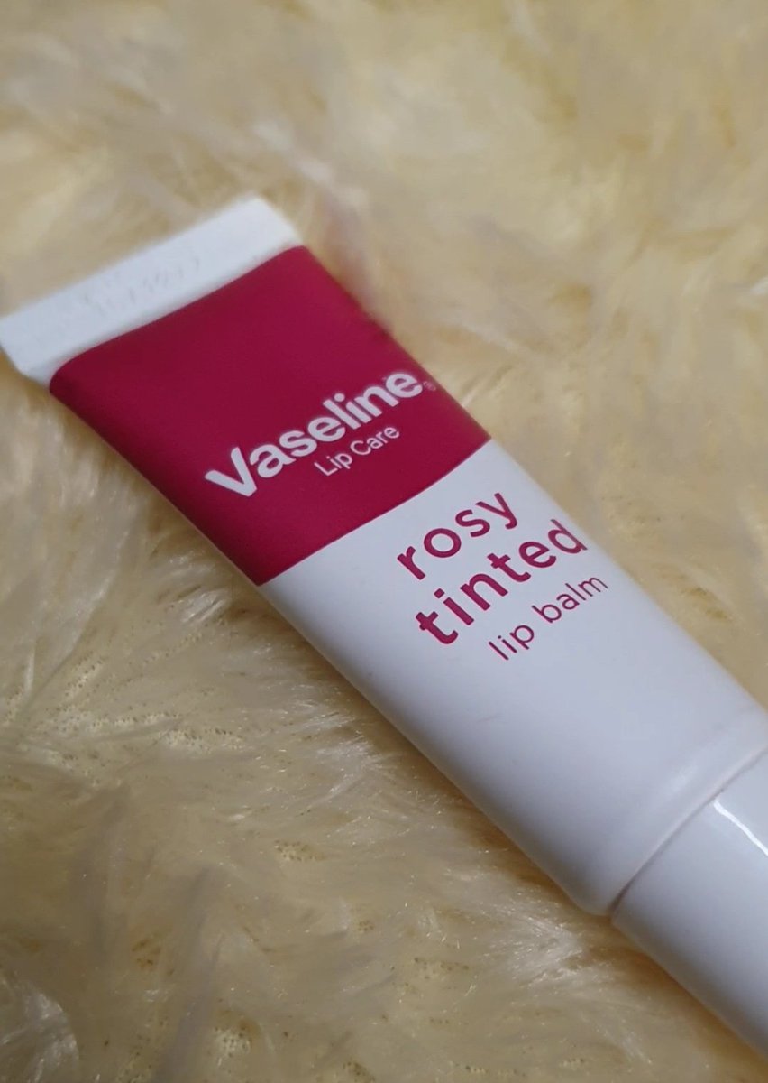 wdyos1503's tweet photo. 🌸REVIEW🌸 Vaseline Rosy Tinted Lip Balm @VaselineBrand

Sbenernya aku dah lama pake lip balm ini. Dan aku nggak pernah skip pakai tiap hari.

Apalagi tipe bibir kayak aku yg mudah banget kering &amp; gelupas.
#racunckincare #lipbalm https://t.co/Sy1q3305IE