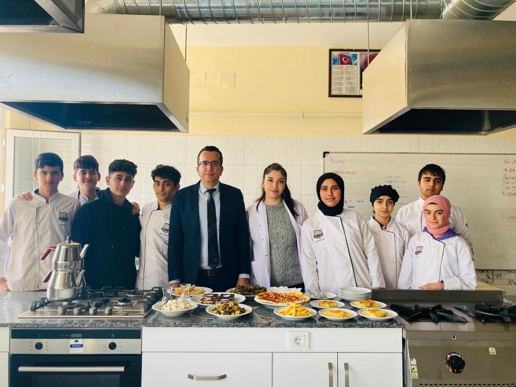 Yiyecek İçecek Alan Öğrencilerimizin katılımıyla Okulumuzda Yerli Malı Haftası Etkinliği yapıldı. <a href="/AhmetTecimen/">Ahmet Tecimen</a> <a href="/SeyitAliBuyuk/">Seyit Ali Büyük</a> <a href="/ANTAKYAMEM/">ANTAKYA İLÇE MİLLİ EĞİTİM MÜDÜRLÜĞÜ</a> <a href="/hataymem/">Hatay İl Millî Eğitim Müdürlüğü</a>