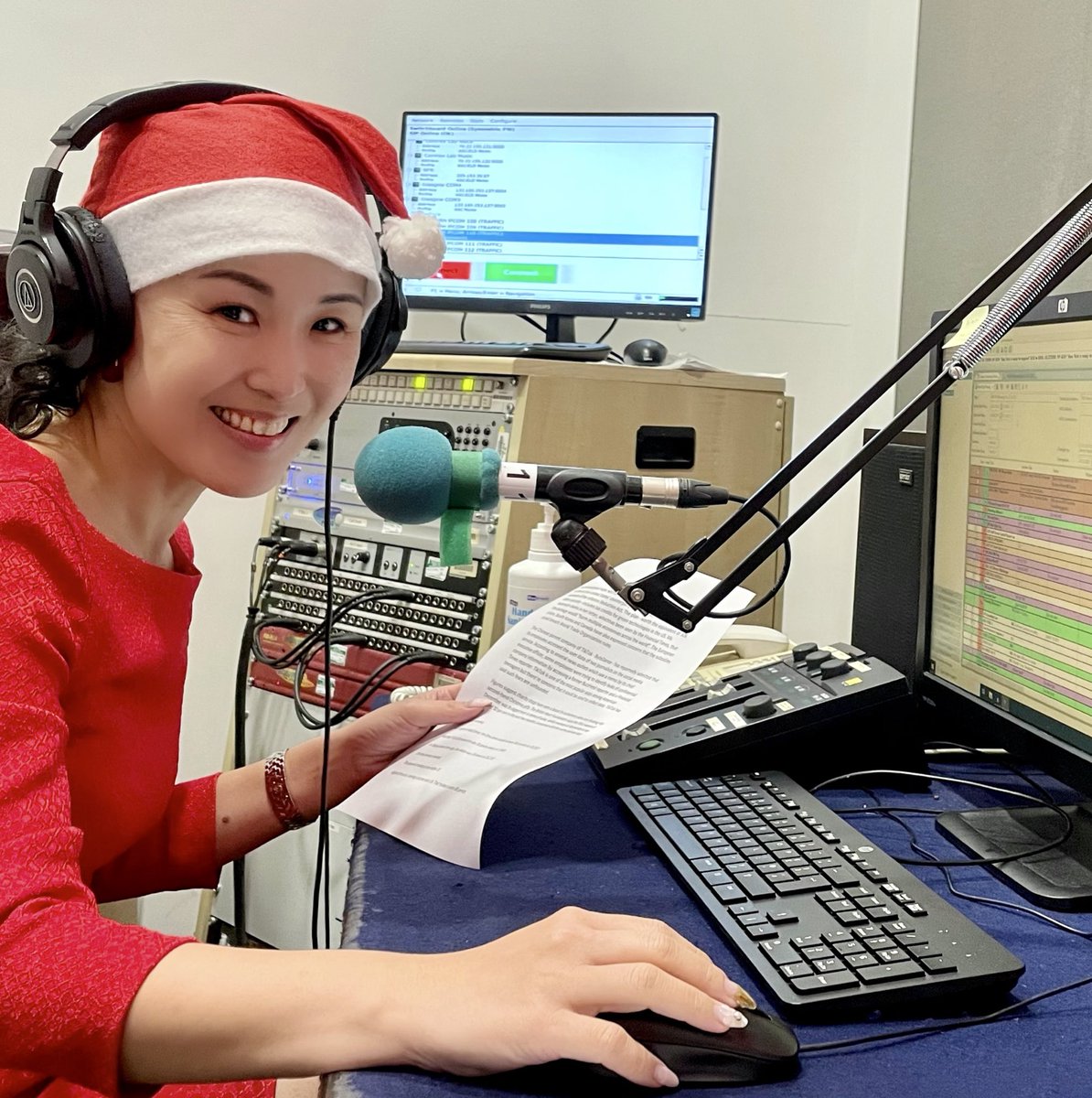 BBCMarikoOi's tweet photo. 🎅🏻🌟🎄 to @BBCWorld viewers &amp; 🇬🇧 colleagues👋🏻

👈🏻: I’m still on @BBCRadio4 @bbcworldservice🎧

👉🏻: mortified 👦🏻 as I made 👶🏻 go to 🏫 in her PJ 😂

#embarrassingmum

🇬🇧同僚の🎄ジャンパー写真、毎年楽しみ👇🏻

👈🏻：私もラジオスタジオで🎅🏻

👉🏻：👶🏻がパジャマで🏫に行くのを嫌がる👦🏻（笑） https://t.co/lLSnwKZ1rX