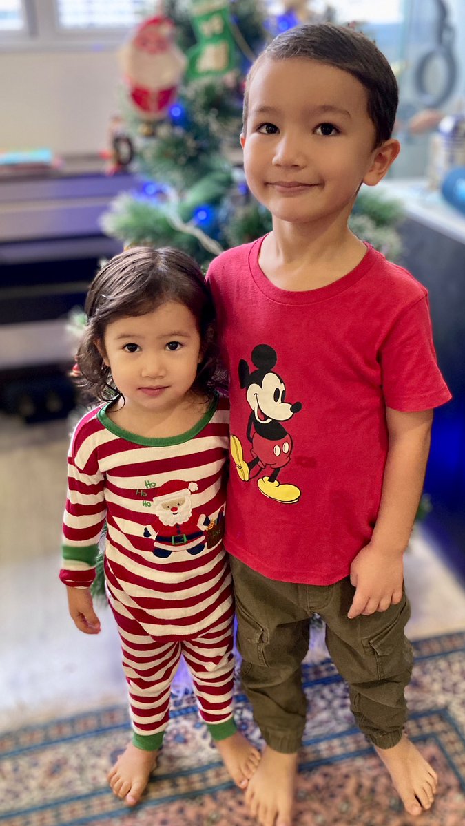 BBCMarikoOi's tweet photo. 🎅🏻🌟🎄 to @BBCWorld viewers &amp; 🇬🇧 colleagues👋🏻

👈🏻: I’m still on @BBCRadio4 @bbcworldservice🎧

👉🏻: mortified 👦🏻 as I made 👶🏻 go to 🏫 in her PJ 😂

#embarrassingmum

🇬🇧同僚の🎄ジャンパー写真、毎年楽しみ👇🏻

👈🏻：私もラジオスタジオで🎅🏻

👉🏻：👶🏻がパジャマで🏫に行くのを嫌がる👦🏻（笑） https://t.co/lLSnwKZ1rX