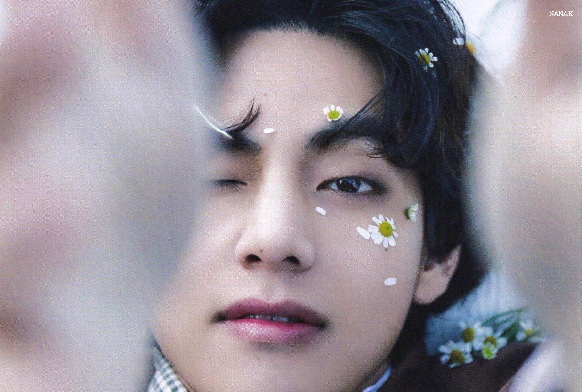 [📸PHOTOS] 

[SCAN] Me, Myself, and #V ‘#VeautifulDays’ (1)

+
[source: @/bts_nanak_]