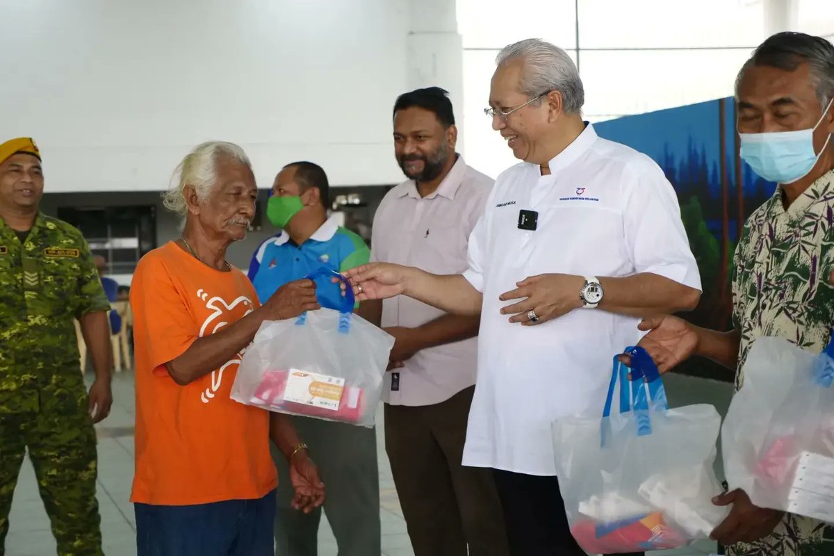 AnnuarMusa's tweet photo. Saya mulakan usaha Kebun Bandar dengan dana peribadi dan alhamdulillah masih dapat kita teruskan bagi membantu golongan Gelandangan.

Mereka harus terus dibantu agar mereka mendapat kehidupan yang bermaruah.

Kasihi mereka.

#LoveUnityRespect https://t.co/tdPpGqTHcM