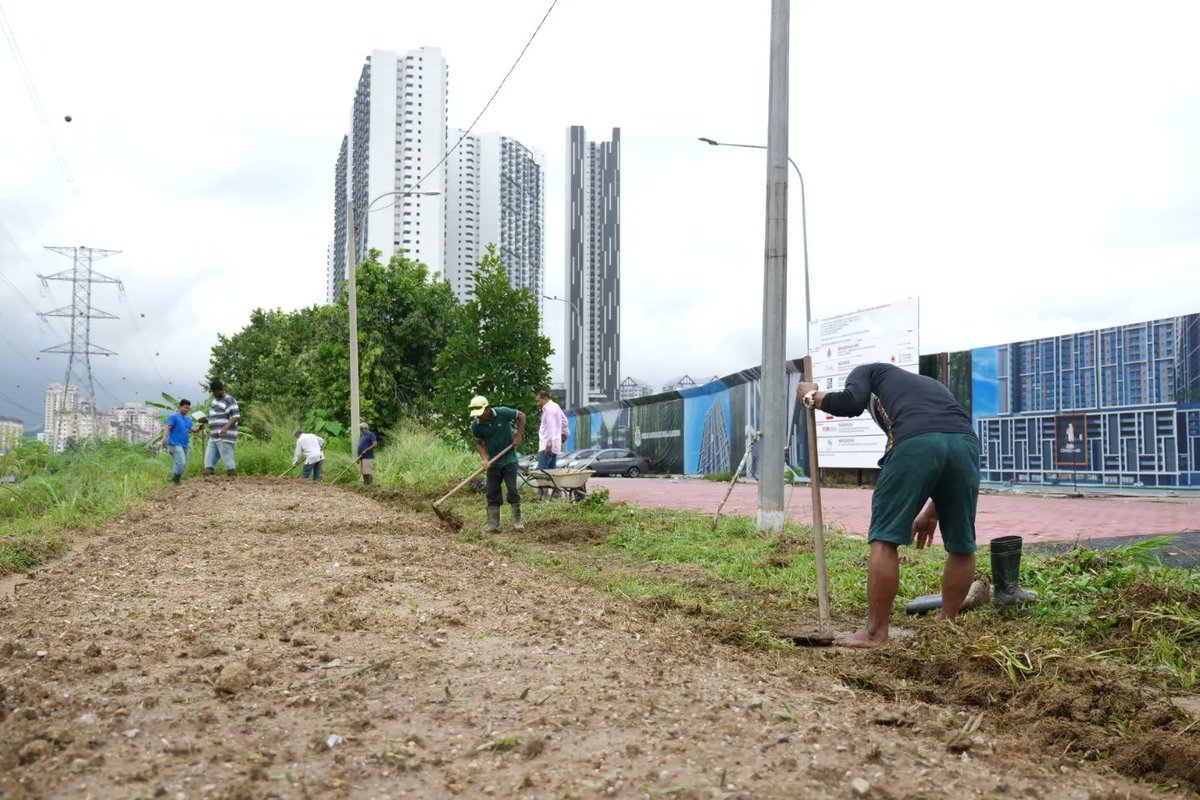 AnnuarMusa's tweet photo. Saya mulakan usaha Kebun Bandar dengan dana peribadi dan alhamdulillah masih dapat kita teruskan bagi membantu golongan Gelandangan.

Mereka harus terus dibantu agar mereka mendapat kehidupan yang bermaruah.

Kasihi mereka.

#LoveUnityRespect https://t.co/tdPpGqTHcM