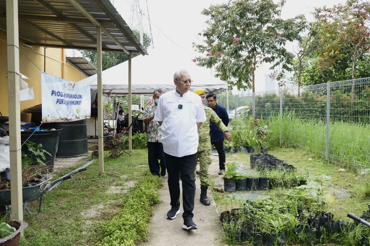AnnuarMusa's tweet photo. Saya mulakan usaha Kebun Bandar dengan dana peribadi dan alhamdulillah masih dapat kita teruskan bagi membantu golongan Gelandangan.

Mereka harus terus dibantu agar mereka mendapat kehidupan yang bermaruah.

Kasihi mereka.

#LoveUnityRespect https://t.co/tdPpGqTHcM