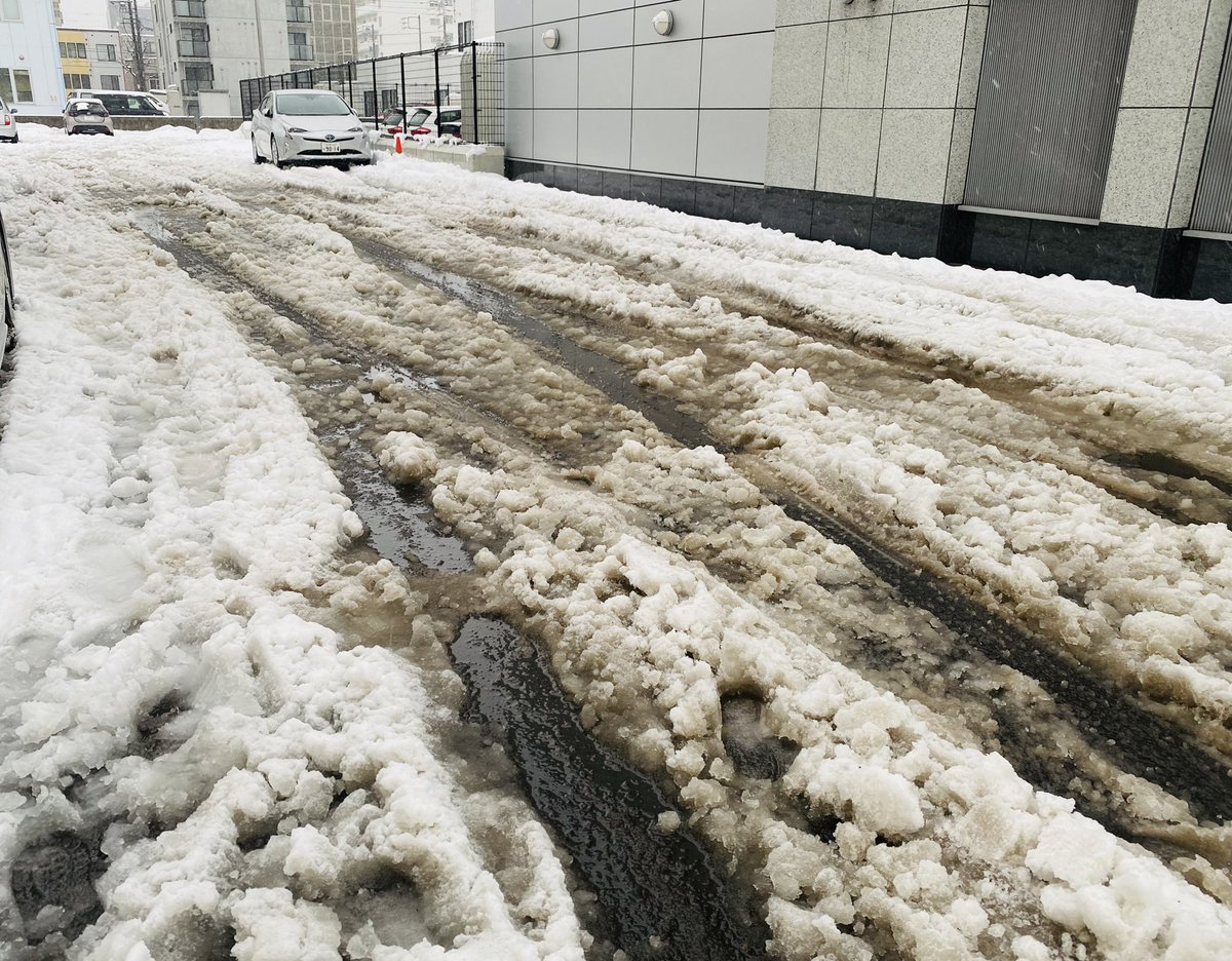 Guts_Sapporo's tweet photo. お疲れ様です✊札幌かなりのザクザク道路で、細道は埋まりそうです💦市内道路もかなりの渋滞です…明日からクリスマス週末ですが、皆さん気を付けて運転して下さいね⚠ #ガッツレンタカー札幌中央 #レンタカー #札幌 #ベチャべちゃ #雪 #札幌渋滞 #北海道観光 #企業公式冬のフォロー祭 https://t.co/yHSJAsj6k4