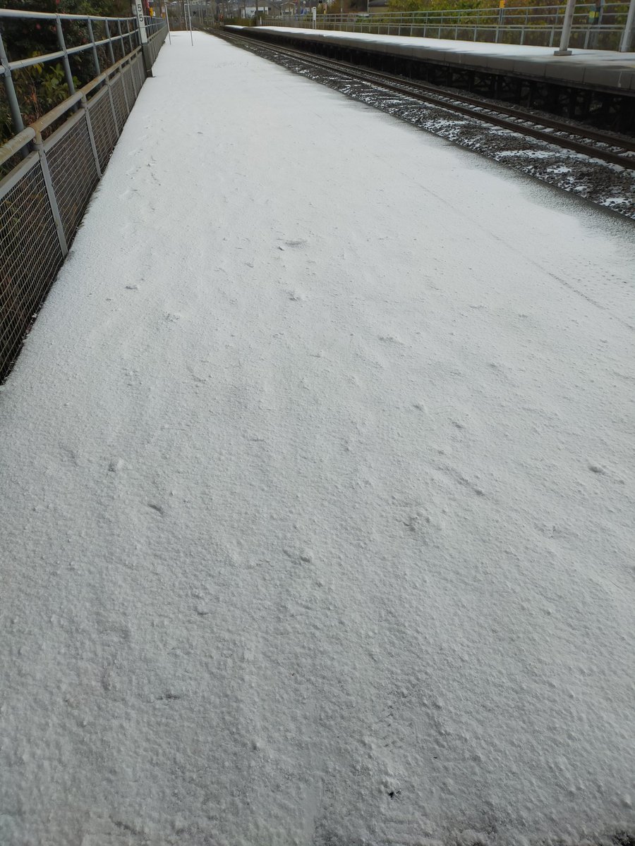 駅のホーム、昼でも雪残ってるって久しぶりじゃね？
福岡なのに。
まだ12月なのに。 https://t.co/FytO4nCNAW