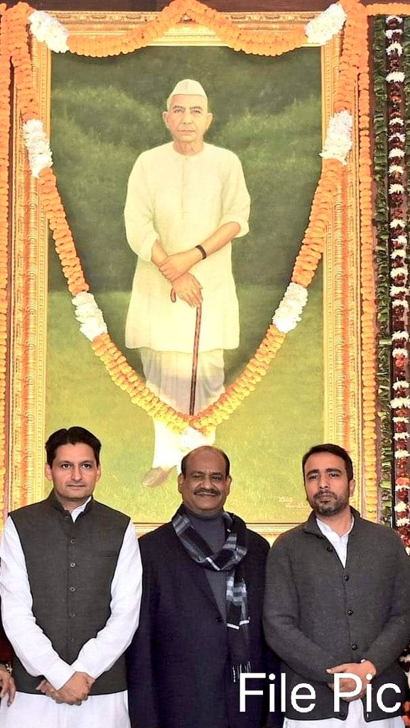 भारत के पूर्व प्रधानमंत्री चौ. चरण सिंह जी की जयंती पर मनाये जाने वाले किसान दिवस की हार्दिक शुभकामनाएं और चौधरी साहब को सादर नमन। 

उन्होंने आजीवन किसान-खेत, मज़दूरों के मुद्दों, अधिकारों के लिए संघर्ष किया। कृषि क्षेत्र के उत्थान में उनका महत्वपूर्ण योगदान है। <a href="/jayantrld/">Jayant Singh</a>