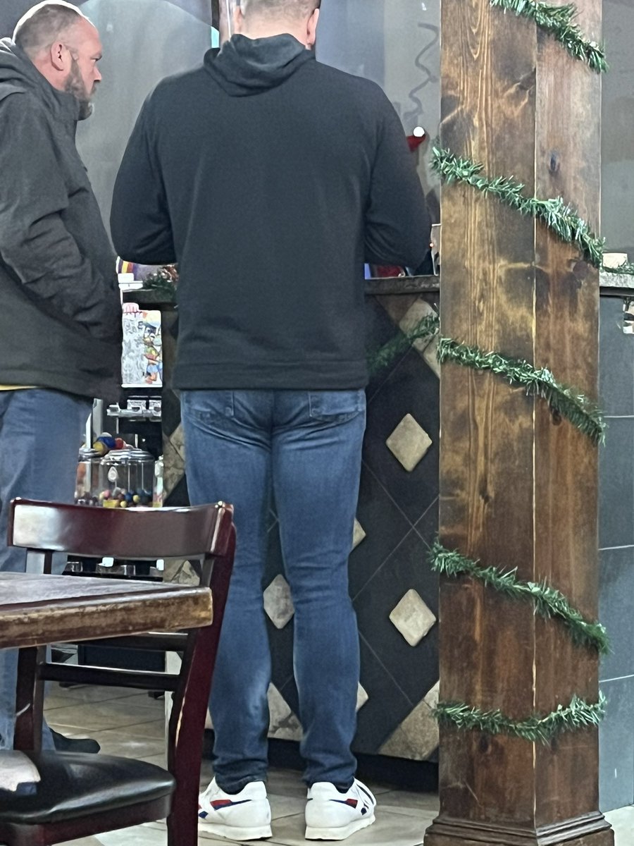 lynzylee's tweet photo. What the heck is happening here, his butt is hungry 🤣 https://t.co/lzqdkHZwVC