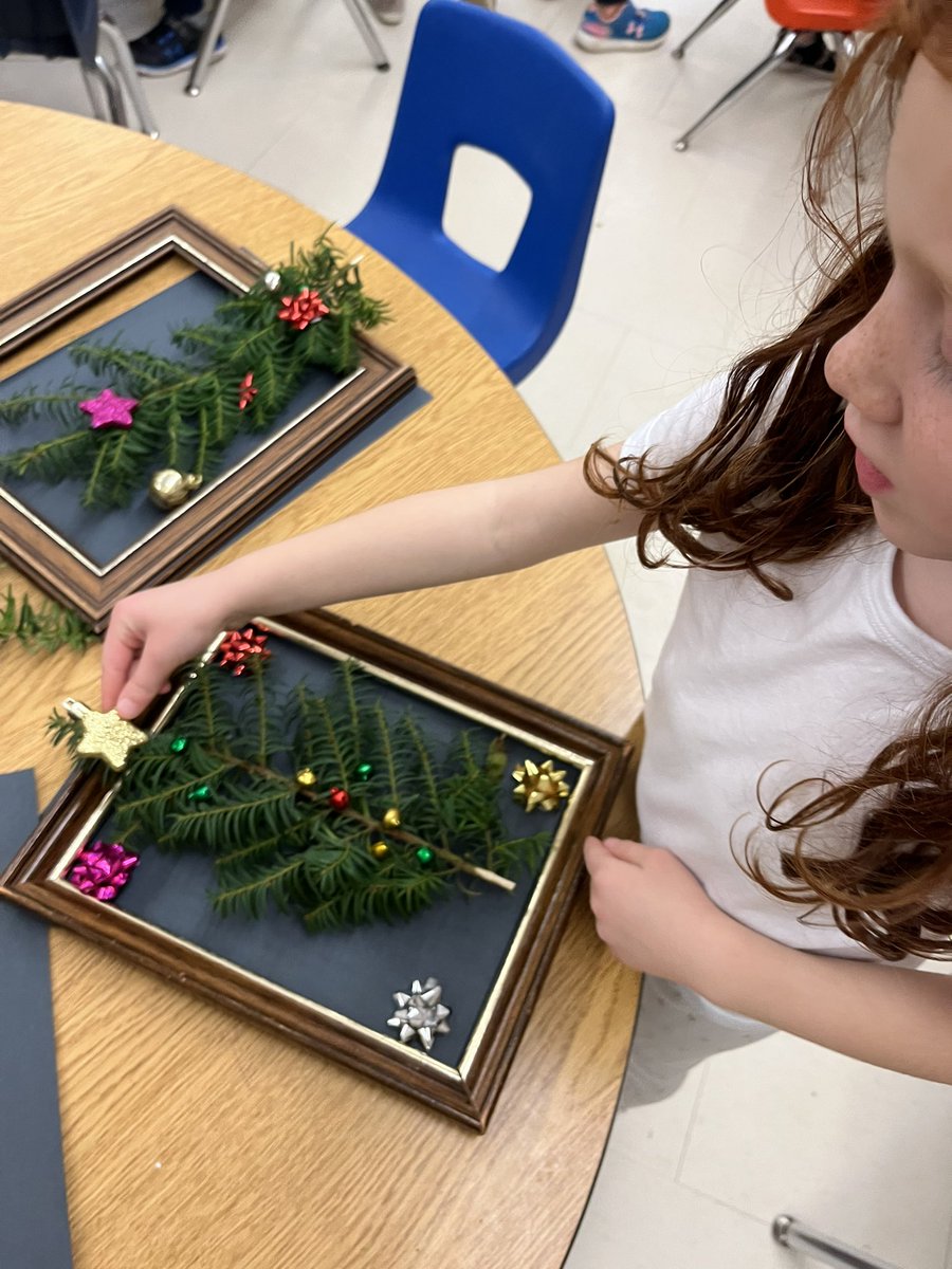 JulieMedd's tweet photo. We were feeling festive today! Decorating trees and creating gingerbread houses at the light table. #Kindergarten #festivefun #creating https://t.co/WF84HmZGHz