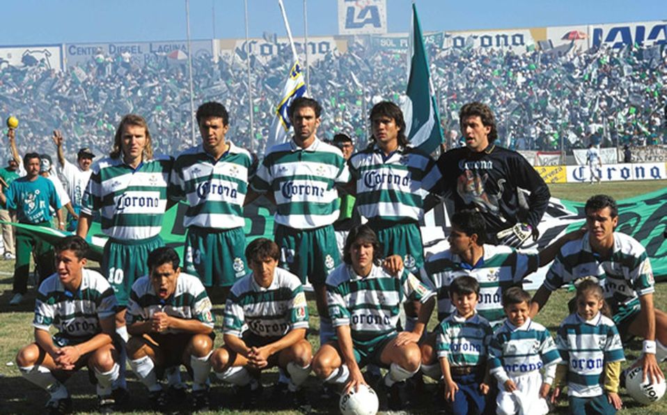 MXSudamerica's tweet photo. ¡Hoy se cumplen 26 años del primer título de liga de @ClubSantos! 

En este hilo repasaremos aquel Torneo de Invierno 1996 que terminó en una fiesta para todo Torreón. https://t.co/rildDmVOGC