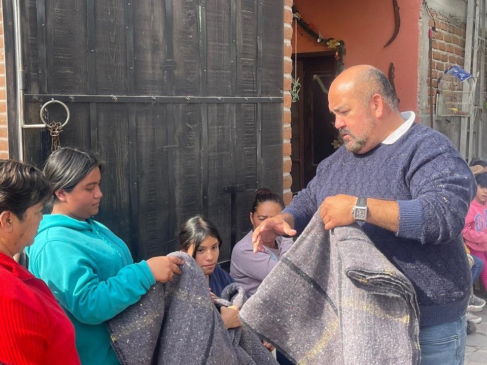 Estuvimos platicando con vecinas y vecinos del distintivo, en entrega de cobijas para esta época de frío, es importante tomar precauciones para evitar enfermedades ahora que bajan las temperaturas.