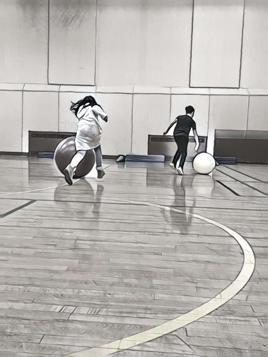 Snowball Relays to wrap up our winter-themed week in the gym! #weareCBE #physed <a href="/Glendale_MrE/">Mr. E</a>
