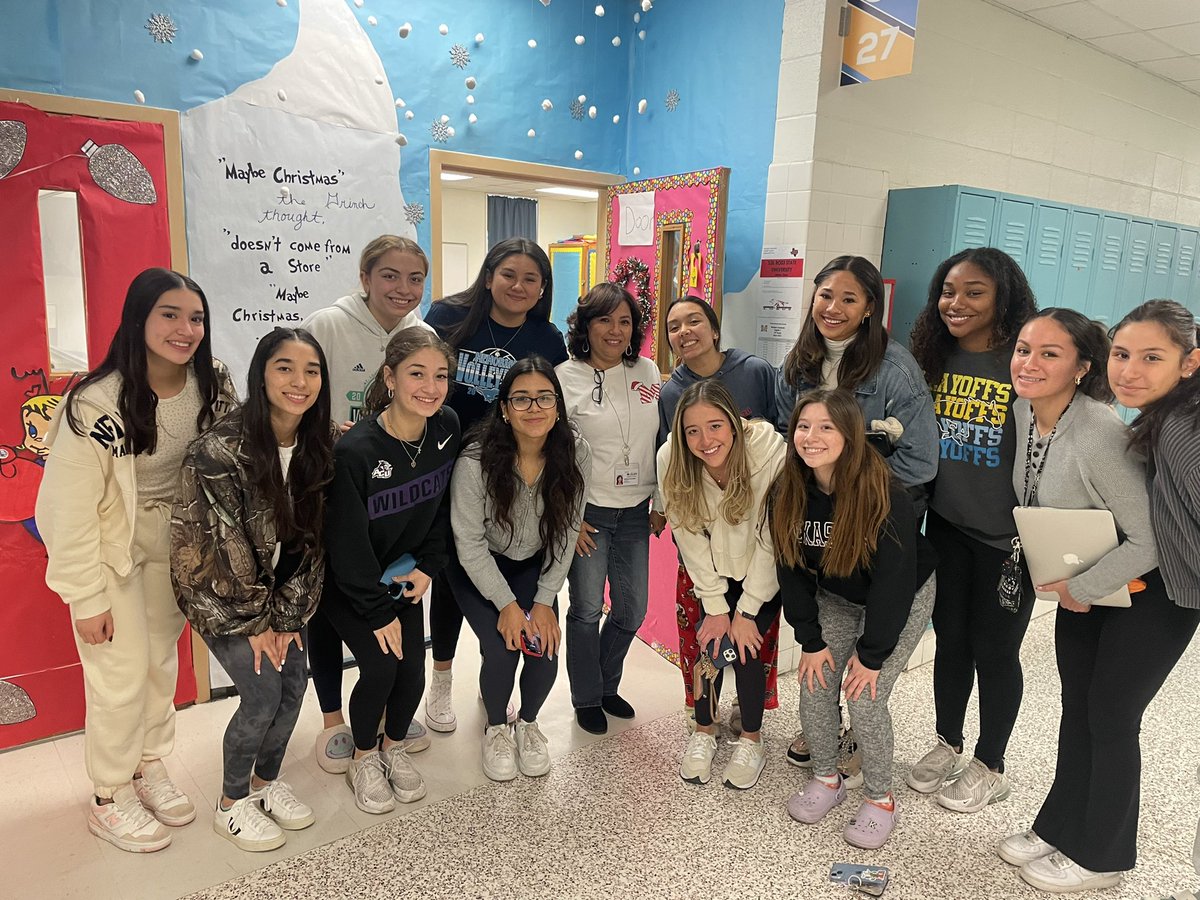 MemorialMcallen's tweet photo. Happy to be able to give our Dig for a Cure donation to Mrs Castaneda, who thankfully is now in remission! https://t.co/zcFRdiQm7v