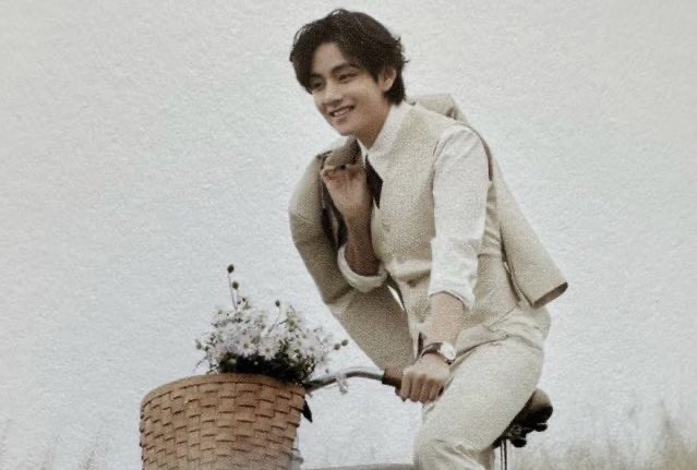 thvsluve's tweet photo. kim taehyung looks like a fairytale prince https://t.co/slZe4REI8z