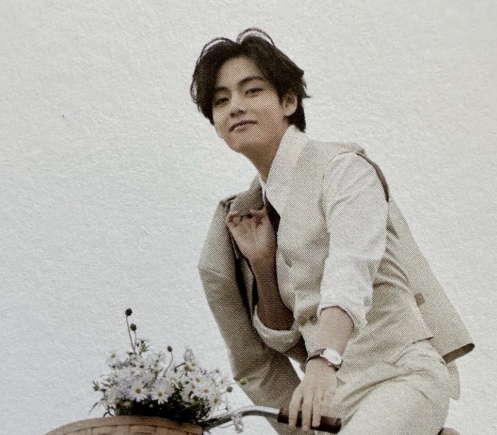 thvsluve's tweet photo. kim taehyung looks like a fairytale prince https://t.co/slZe4REI8z