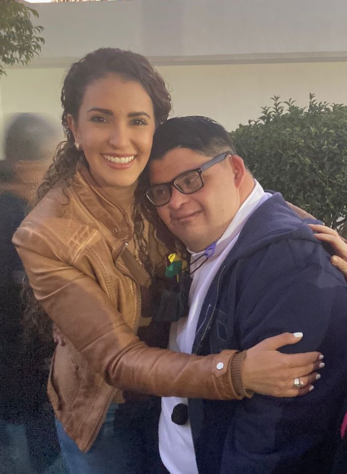 Fernandasainzc's tweet photo. El Pollo 🐥 con la Presidenta del @DIF_Durango @Marisol_rosso en su posada navideña, ese Chuyito es todo un famoso 😍 #hermanaorgullosa 🎄☺️ https://t.co/s1w3mM4V4Z