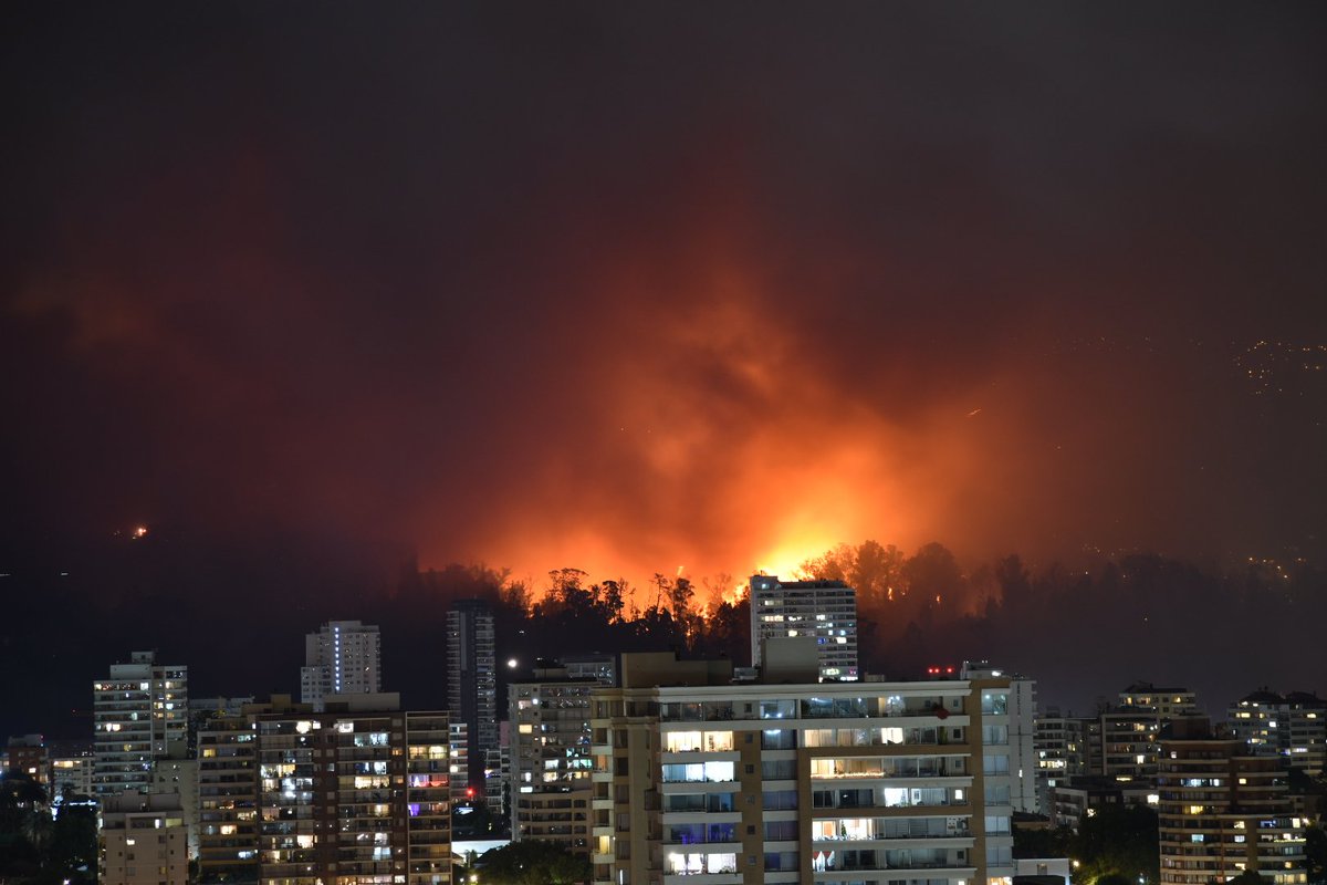 reddeemergencia's tweet photo. Situación extremadamente compleja a esta hora en #ViñadelMar se solicita a las personas ubicadas en zona de peligro evacuar y liberar el tránsito a vehículos de emergencia. Seguir indicaciones autoridades locales. Siguen saliendo unidades apoyo desde Santiago y otras provincias. https://t.co/i7CELURDVR