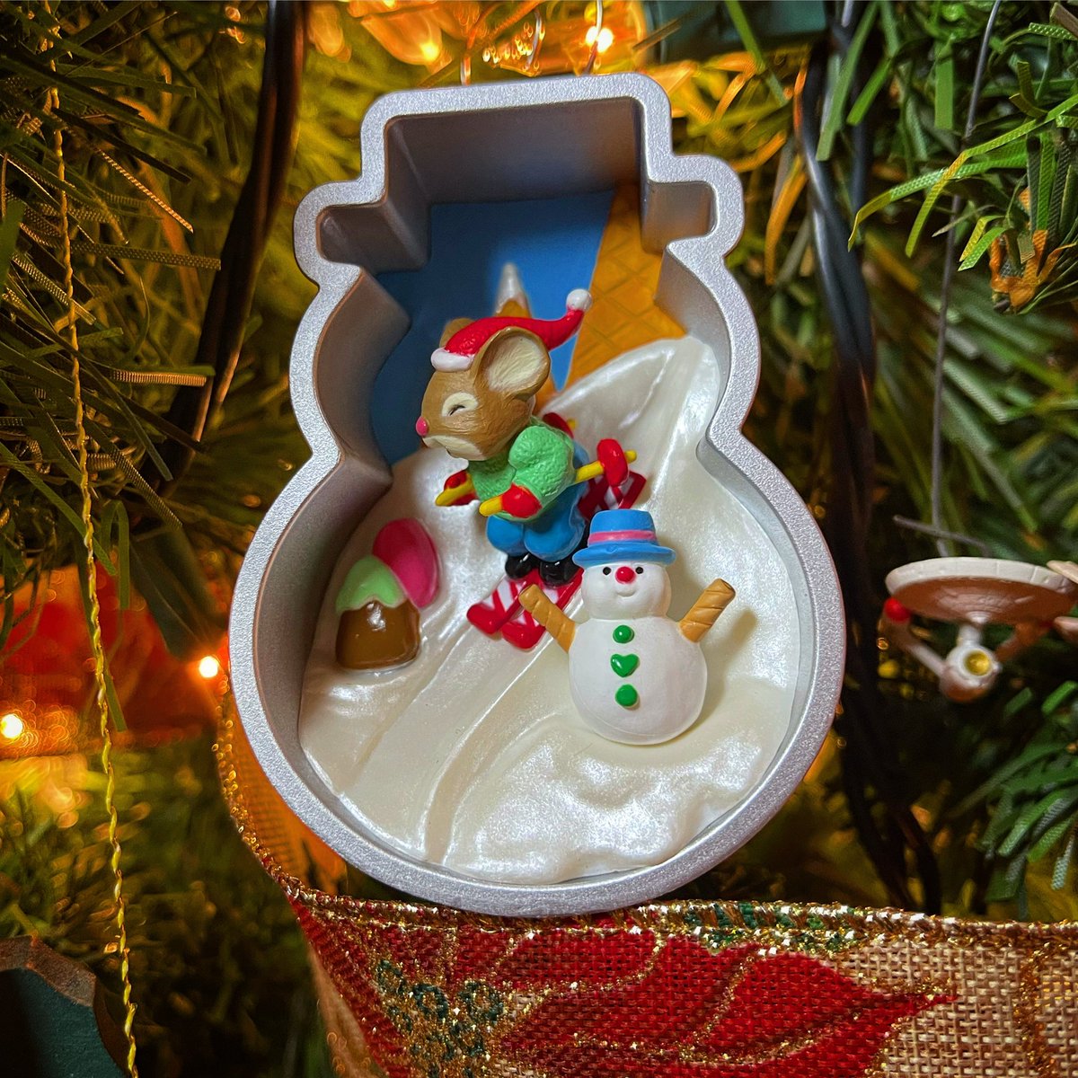 wtbates's tweet photo. Day 22
Jenn was given this ornament last year and it perfectly represents her. She has been giving the family lessons the last couple of days. The Christmas cookies produced this year are incredible! You can find her at bates.bakess on Instagram. ๐
#25daysofornaments https://t.co/zwZdDrZOul