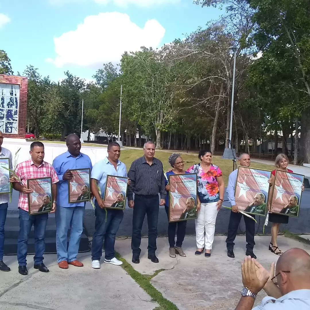 Pacheco_7005's tweet photo. Se reconocen en Artemisa los presidentes y vicepresidentes que cesan sus funciones en las Asambleas del Poder Popular.
#Artemisa
#CubaViveEnSuHistoria https://t.co/YEYKVYoR3V