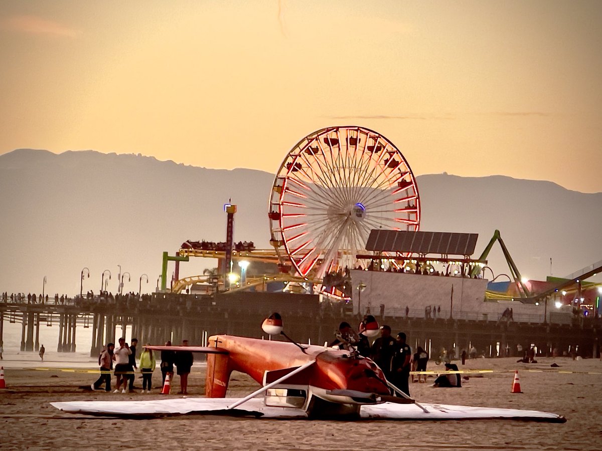 NoJetsSMO's tweet photo. Plane crashes Santa Monica. No Fatalities. https://t.co/KcRETpUBNr