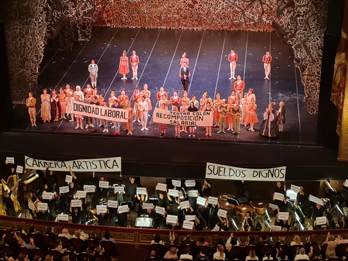 MinistroEzeiza's tweet photo. Esto esta pasando con los artistas del Teatro Colon en manos del Gobierno de Horacio Rodriguez Larreta. Medicos, docentes, artistas....todo lo publico en Ciudad de Buenos Aires en estado de miseria. Paso hoy, jueves 22 en la función de Cascanueces. https://t.co/7TJjHFfoIH