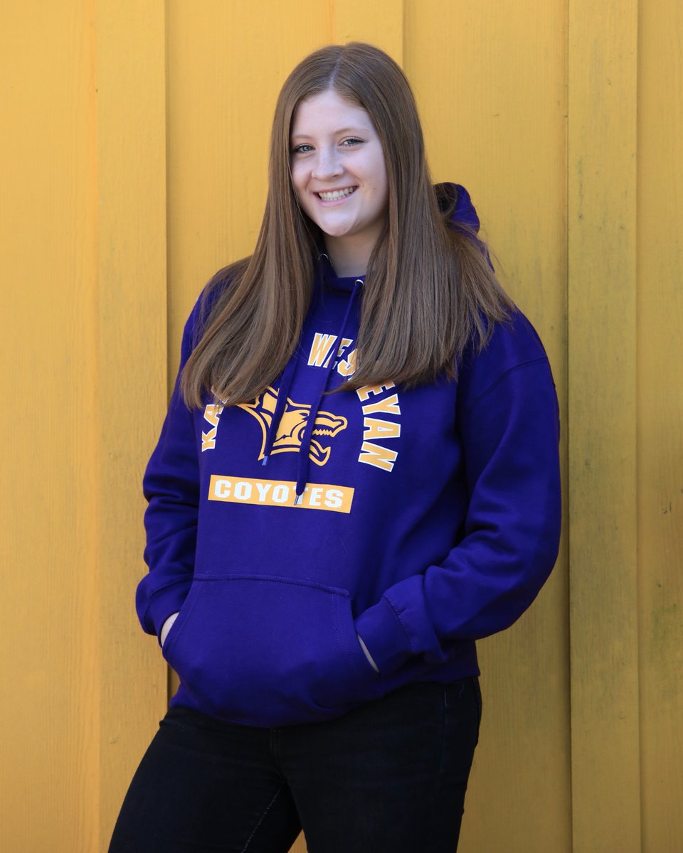 H_Summers17's tweet photo. Just a few of my senior pictures.  Got some swag from KWU just in time for my shoot. @KWUSoftball https://t.co/chYwHI93tj