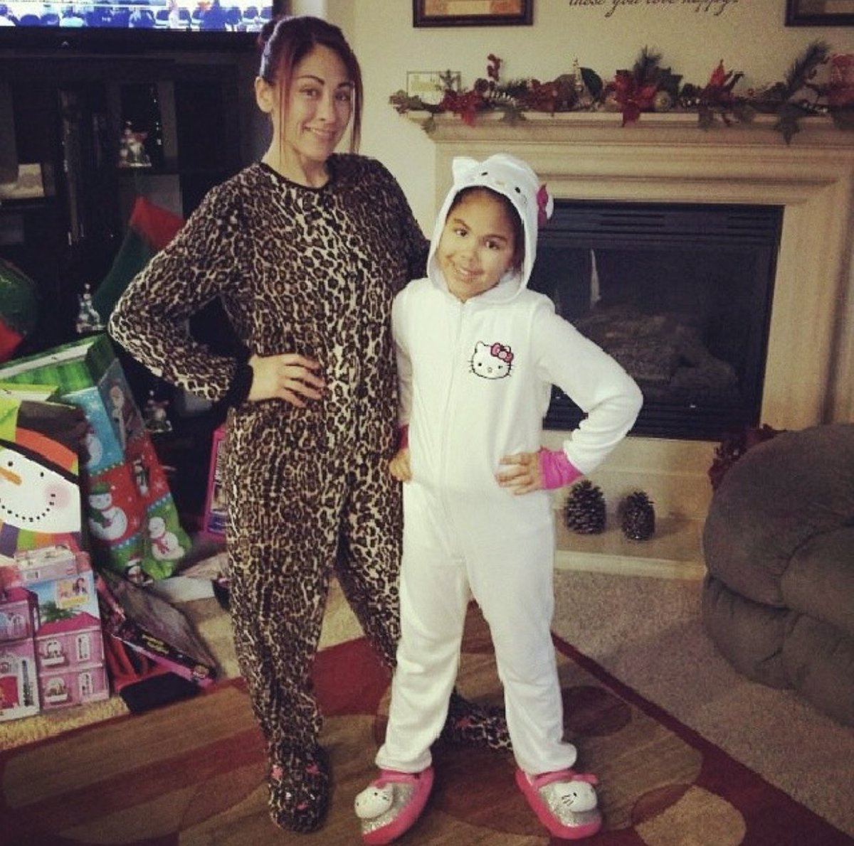 Puanani322's tweet photo. When my mini Me was shorter then meβ¨10 yrs ago flashbackβ¨We all had to wear onesieβs ππ½π€¦π½ββοΈ #MemoryPics #MotherDaughter #ChristmasFlashBack #CA https://t.co/2yT9XPzQnL