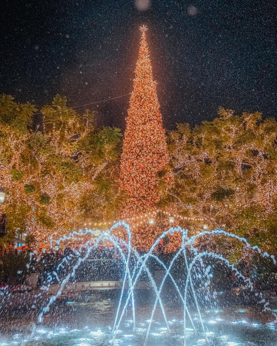 When it snows in LA! 😉 🎄✨ #discoverla #holiday 📸: @mileschatterji