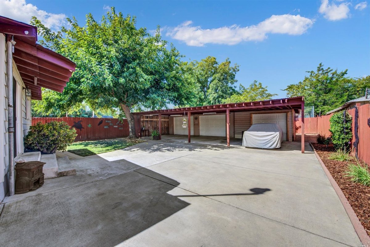 connieandjamie's tweet photo. If parking has always been high on the criteria list, you'd love this home! Two detached garages plus carport, plus workshop, plus additional paved areas for R/V or other work/commercial vehicles. So much to offer at such a good price!

📍127 Brown Street | Vacaville, CA 95688 https://t.co/N2S5Oo5Y14