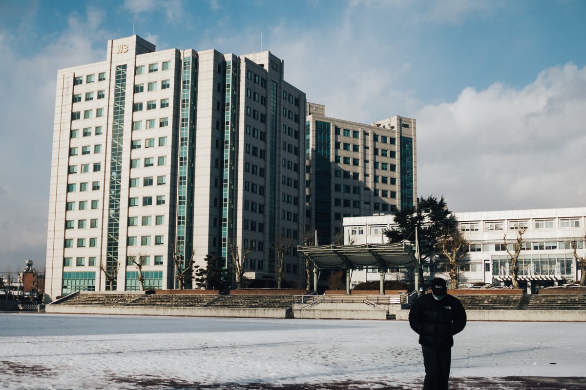 GlobalWoosong's tweet photo. Snowy and chilly start to winter break! Stay warm!

#snow #winter #campus #woosonguniversity #daejeon https://t.co/CWL9cvlA3v