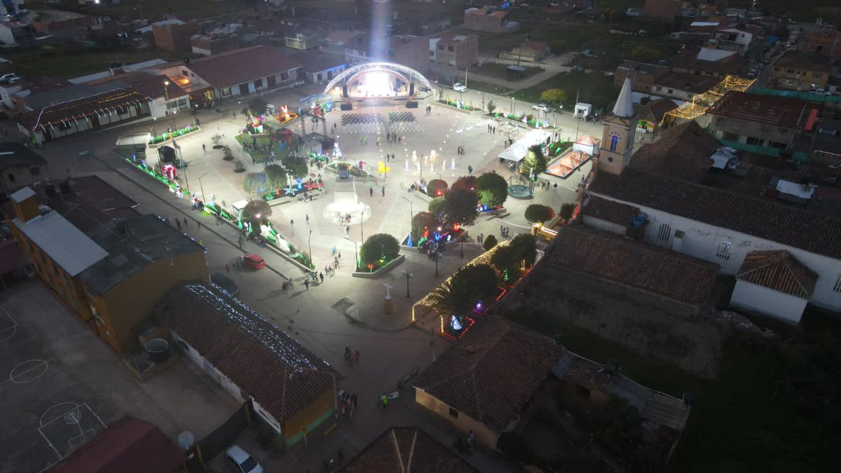 RamiroBarraganA's tweet photo. ¡Bellísimo quedó el parque principal de Motavita!

Tener a tantos niños corriendo, a las familias reunidas en este espacio tan agradable es una alegría muy grande.

Invertimos $3.490 millones en la remodelación del parque que guarda la historia y la esencia de los boyacenses. https://t.co/QWSL2TlH68