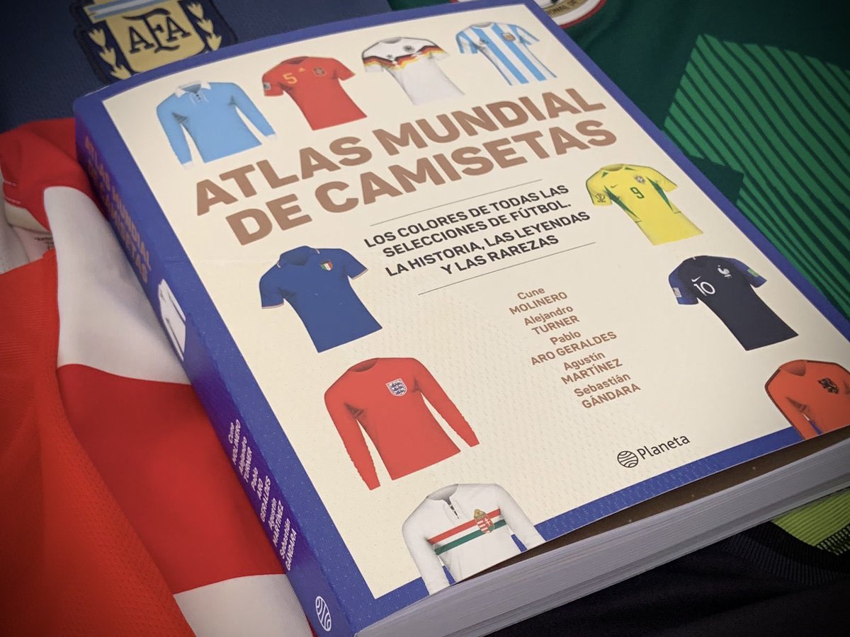 Augusto Dorado (@augustodorado) on Twitter photo En <a href="/circulorojo899/">El Círculo Rojo</a> te contamos sobre q dicen sobre historia y cuestiones sociales las camisetas de las selecciones de fútbol. Leímos <a href="/AtlasCamisetas/">Atlas Mundial de Camisetas</a> de <a href="/ale_turner/">Alejandro Turner ★ ★ ★</a> @cunemolinero <a href="/sebagandara/">Sebastián Gándara</a> y otros autores editado por <a href="/Planetadelibros/">PlanetadeLibros</a>
Ahora podés escuchar en <a href="/radioconvos889/">Radio Con Vos 88.9</a> En <a href="/circulorojo899/">El Círculo Rojo</a> te contamos sobre q dicen sobre historia y cuestiones sociales las camisetas de las selecciones de fútbol. Leímos <a href="/AtlasCamisetas/">Atlas Mundial de Camisetas</a> de <a href="/ale_turner/">Alejandro Turner ★ ★ ★</a> @cunemolinero <a href="/sebagandara/">Sebastián Gándara</a> y otros autores editado por <a href="/Planetadelibros/">PlanetadeLibros</a>
Ahora podés escuchar en <a href="/radioconvos889/">Radio Con Vos 88.9</a>