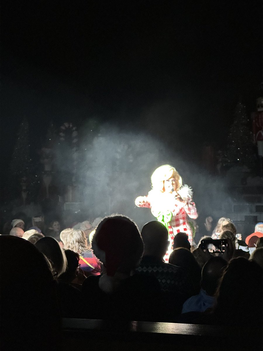 VoteGloriaJ's tweet photo. Amazing energy and love in the @TNTheatre for a sold out Drag Queen Christmas! https://t.co/m4WkV99cna