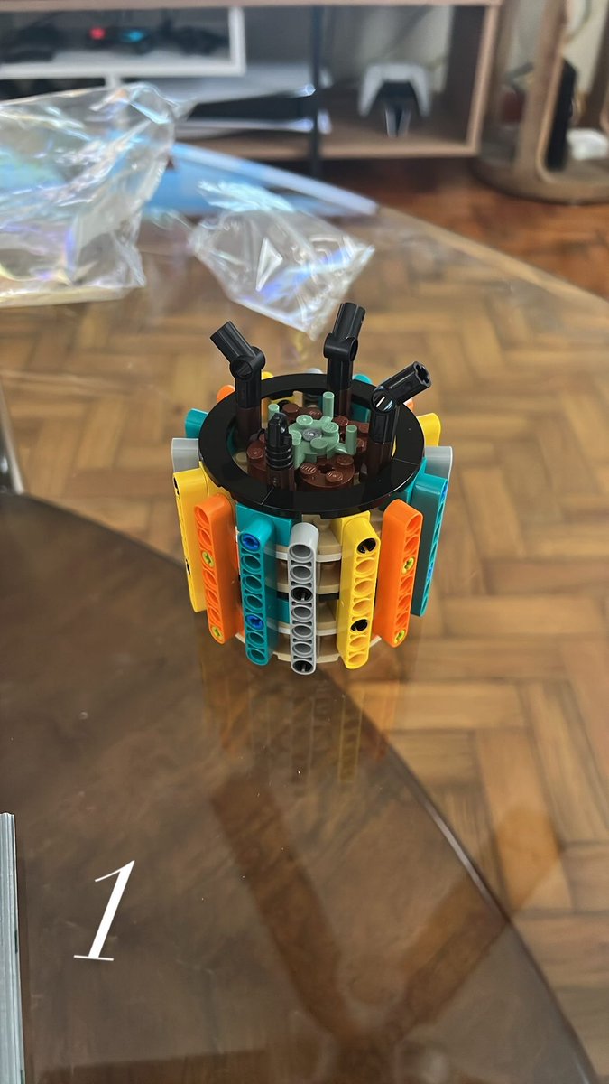 karistokat's tweet photo. i made the @LEGO_Group orchid today https://t.co/hpNwW4kfKU