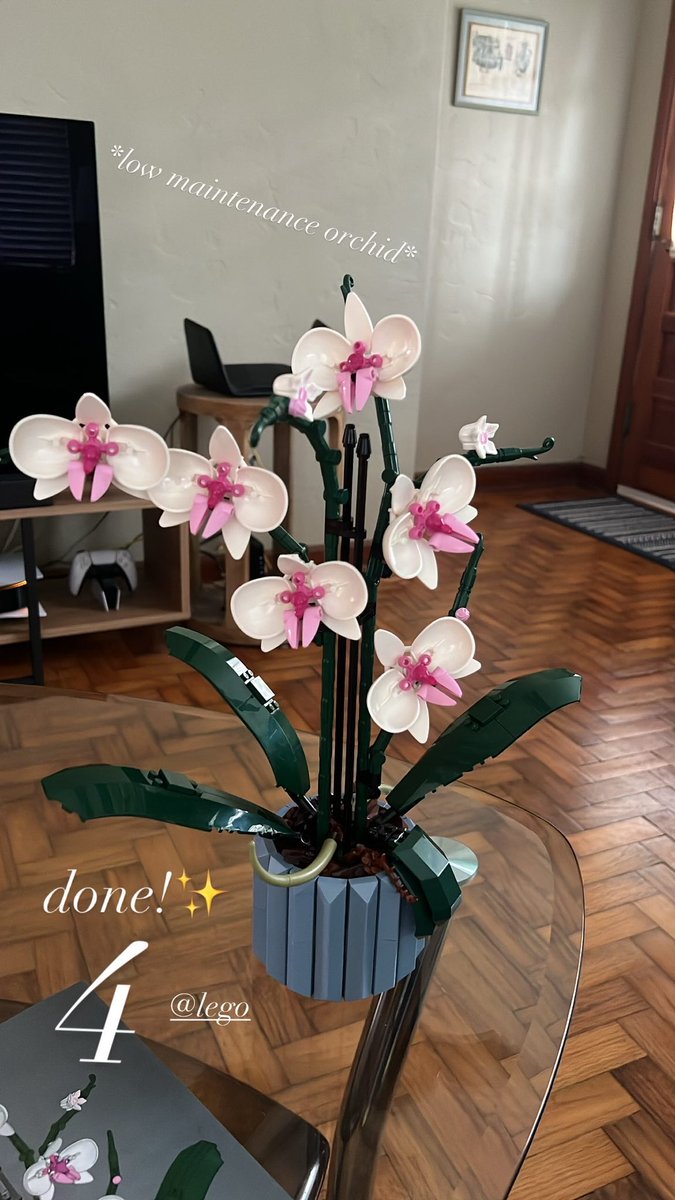 karistokat's tweet photo. i made the @LEGO_Group orchid today https://t.co/hpNwW4kfKU