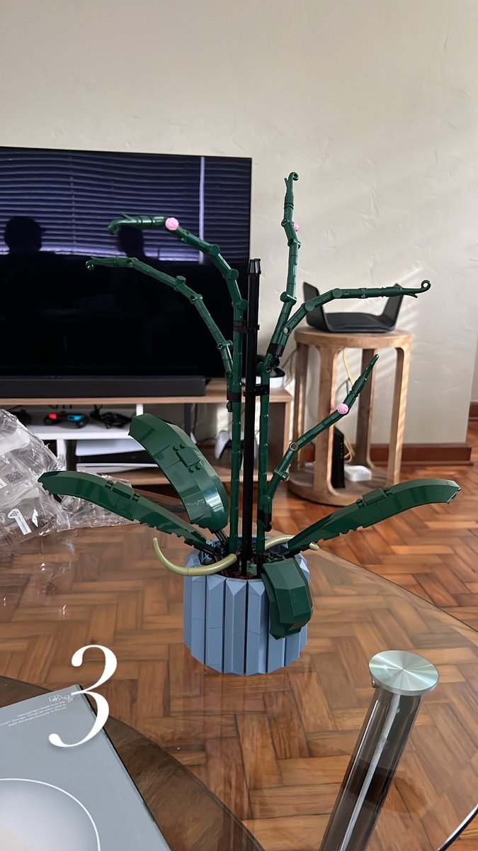 karistokat's tweet photo. i made the @LEGO_Group orchid today https://t.co/hpNwW4kfKU