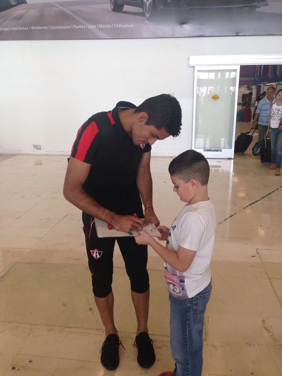 AtlasFC's tweet photo. El tiempo pasa pero el amor al Rojinegro es eterno... ❤️🖤 

Nuestro amigo Gabriel Flamberg y Pepe Hernández recrearon hoy una foto de hace 8 años 🥹 https://t.co/ruZ9HDmvd0