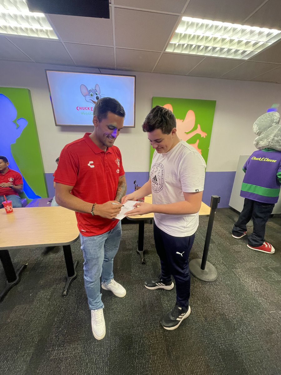 AtlasFC's tweet photo. El tiempo pasa pero el amor al Rojinegro es eterno... ❤️🖤 

Nuestro amigo Gabriel Flamberg y Pepe Hernández recrearon hoy una foto de hace 8 años 🥹 https://t.co/ruZ9HDmvd0