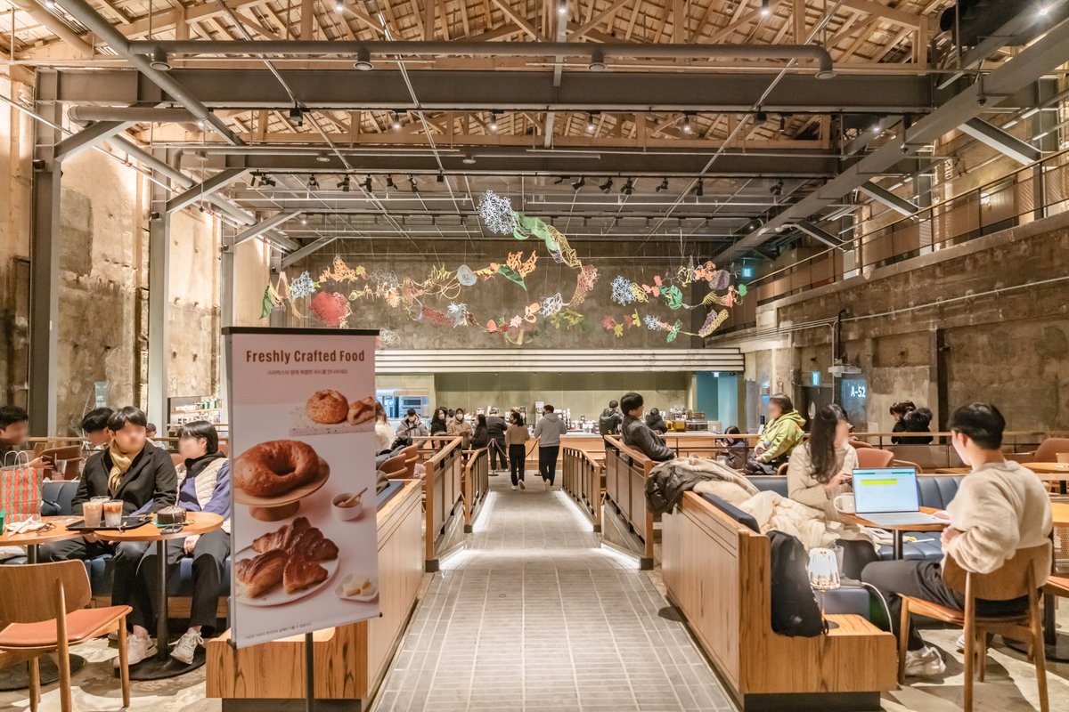 KoreanTravel's tweet photo. Starbucks has done it again, this time remodeling an abandoned theater!🥰
The store gives part of the profit to the region for growth of the local community!😃
📍Starbucks Gyeongdong 1960
3, Gosanja-ro 36-gil, Dongdaemun-gu, Seoul (서울 동대문구 고산자로36길 3)
📸@jeje_photo_pic https://t.co/31ZLIppHfo