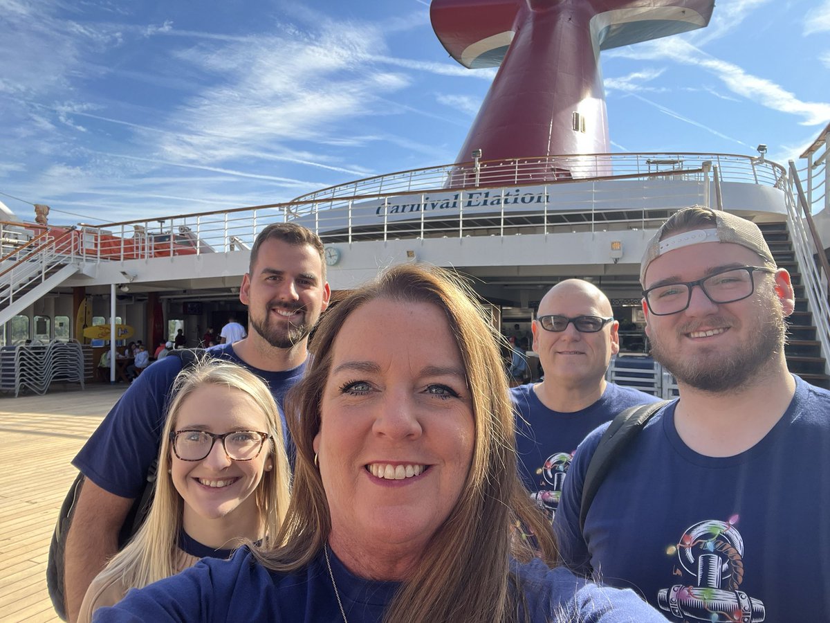 SoMissEagle's tweet photo. Family cruise at Christmas. 🎄🛳️⚓️ https://t.co/rrpkp2LGnN