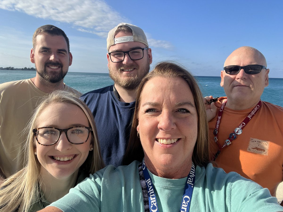 SoMissEagle's tweet photo. Family cruise at Christmas. 🎄🛳️⚓️ https://t.co/rrpkp2LGnN