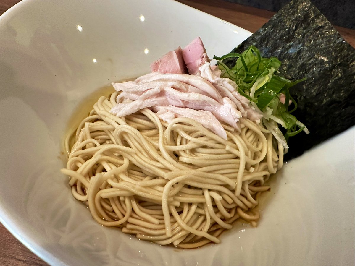 mengarasu's tweet photo. 地鶏油の和え玉

地鶏と醤油を纏った自家製麺をお楽しみ下さい(^^) バッチリです！

煮干粉を敢えてoffにする事で地鶏と醤油の香りと味を愉しめる和え玉になっています。

本日もご来店、心よりお待ちしております！ https://t.co/hgcUGKUOLH