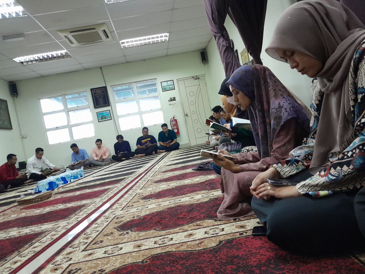 negeriroadstone's tweet photo. MAJLIS BACAAN YASIN & TAZKIRAH NEGERI ROADSTONE
Tarikh: 23 DISEMBER 2022 | 28 Jamadilawal 1444H
Tempat: Surau Negeri Roadstone Sdn. Bhd.
Alhamdulillah, bacaan Yasin sebentar tadi dipimpin oleh Ustaz Najib Bin Taha dan diakhiri dengan tazkirah pada pagi jumaat hari ini.
#nrsb https://t.co/qhrGEotWUk
