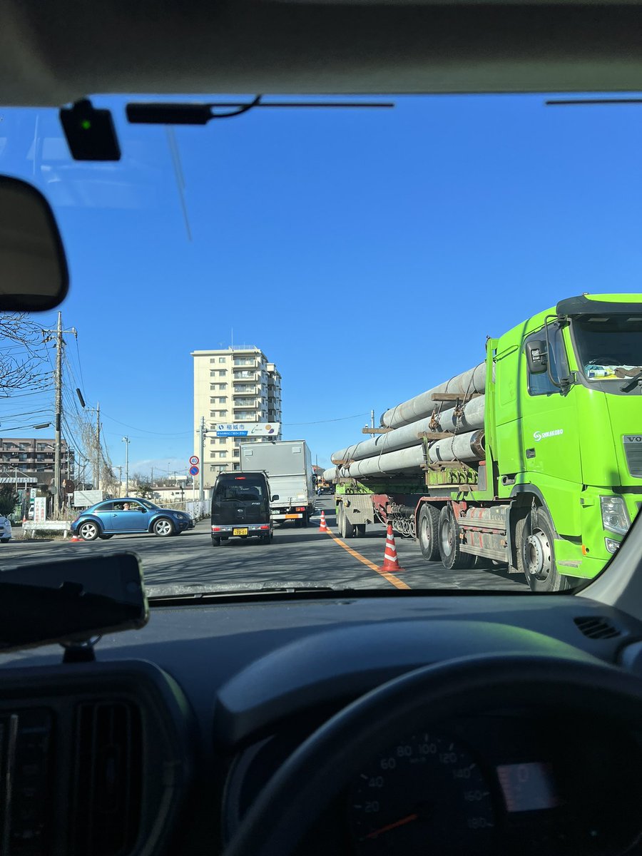 TAI_WORLDLIPS's tweet photo. 多摩沿線道路、故障車(大型トレーラー)の積荷積み替えのため封鎖中。 https://t.co/bSQalJMsDq