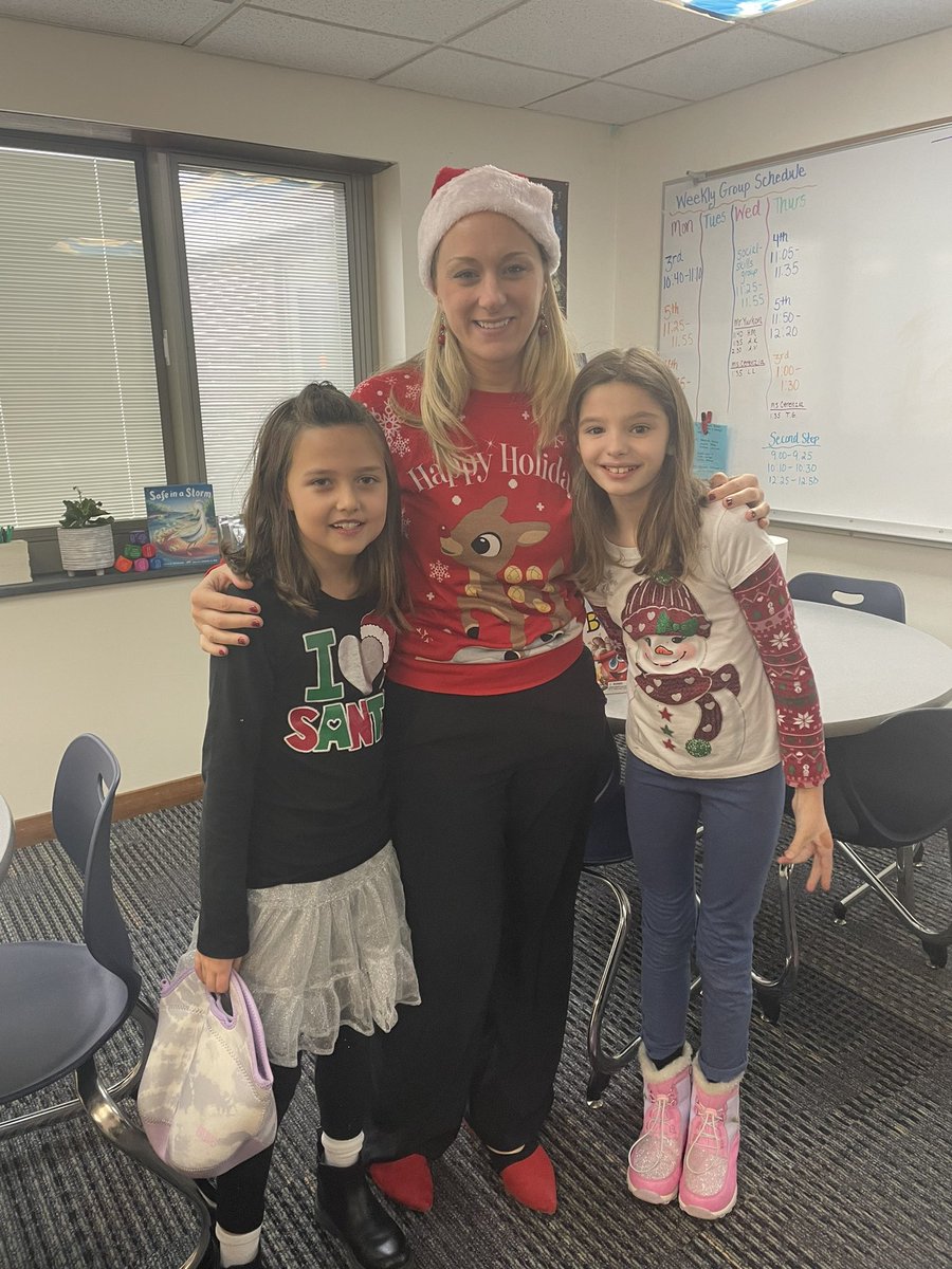 MRELunchBunch's tweet photo. Special lunch with MRE students who used their well-earned Warrior bucks to have a special holiday lunch with me today. ❤️💚 https://t.co/xLiTDuCdEj