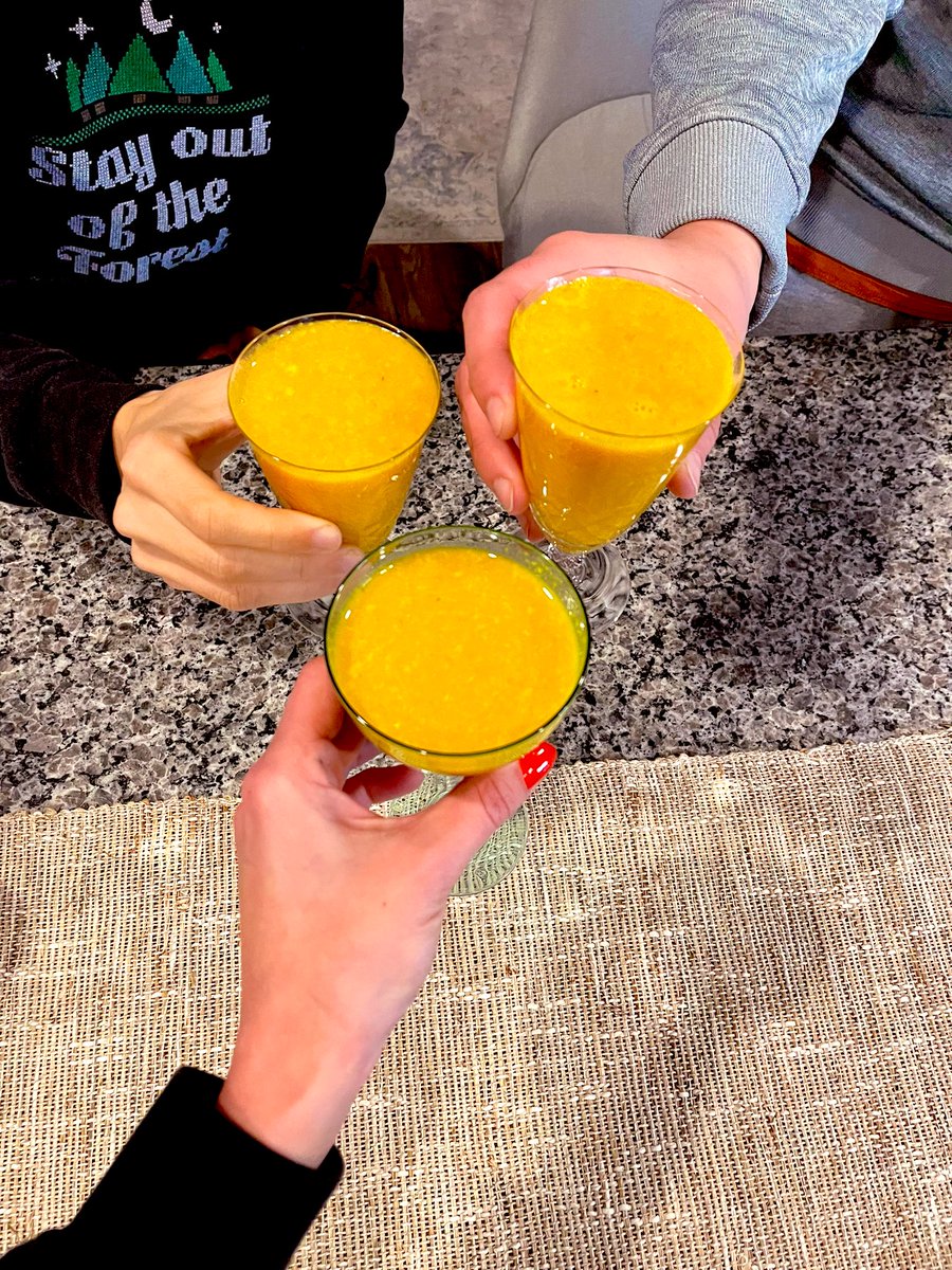 The_Side_Chat's tweet photo. Turmeric podcast with a mom problem #mompod #turmeric #toyourhealth https://t.co/lYxDNutOFo