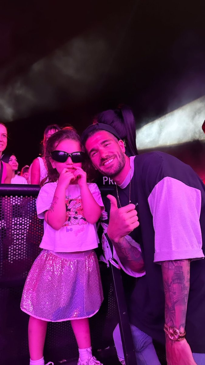 tininewsdaily's tweet photo. Rodrigo De Paul junto a su hija en el show de TINI hoy #TINITOUR2022 https://t.co/zshpKK4CNJ